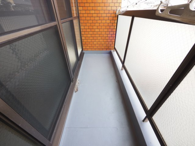 大阪市淀川区木川西２丁目の賃貸マンションのバルコニー