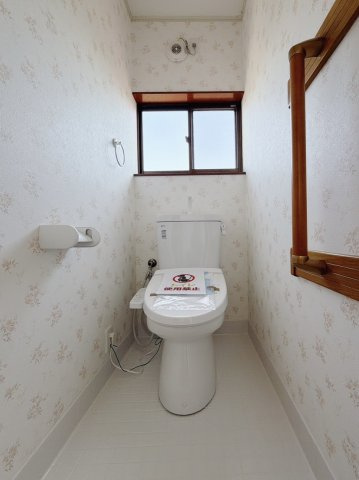 【中古戸建】深谷市稲荷町3丁目のトイレ|■トイレ｜1階と2階にトイレがございます♪オシャレなクロスは落ち着いた空間を演出し、ついつい長居してしまいます。