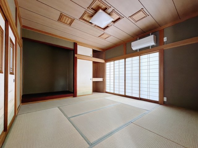 【中古戸建】深谷市稲荷町3丁目の和室|■和室｜和室でしか味わえない畳ならではの香りや素材で和のやすらぎを感じてください♪畳にはリラックス効果があるといわれています。のんびりするならやっぱり和室が一番ですね♪