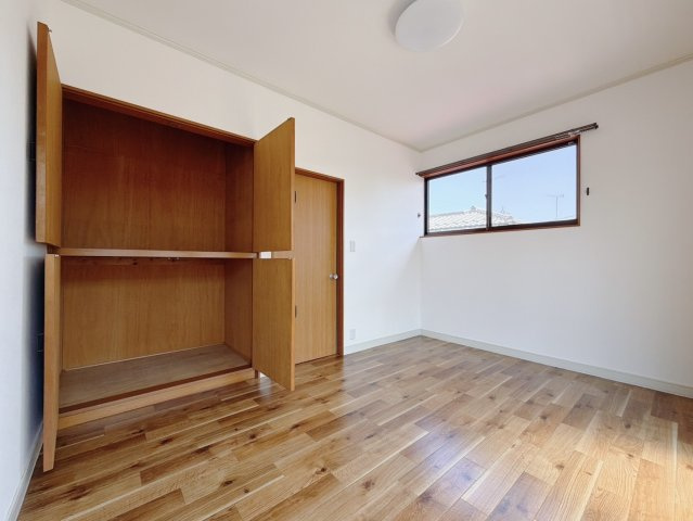 【中古戸建】深谷市稲荷町3丁目の洋室|■洋室｜2階各居室には収納をご用意しています♪常にお部屋を綺麗に保てます！小さなお子様も自然とお片付けができるようになるのでうれしいですよね！