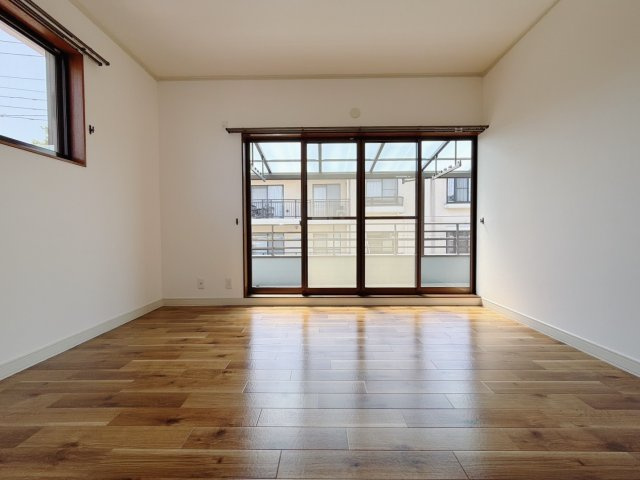 【中古戸建】深谷市稲荷町3丁目の洋室|■洋室｜ママ友が来ても子供達には子供部屋で遊んでいてもらうことができます。ママ達はリビングで楽しくおしゃべりに華を咲かせながら気兼ねなく盛り上がれます♪
