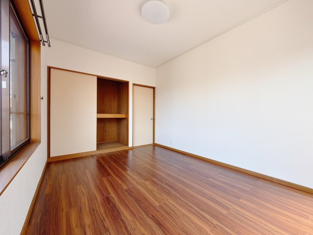 【中古戸建】深谷市稲荷町3丁目の洋室|■洋室｜片付けに便利なクローゼット♪扉がついているので、お友達が来た時や見られたくない私物などをしまえます。広さも充分ですので使い勝手が良いクローゼットです。