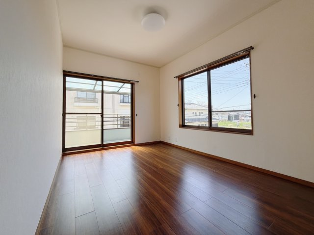 【中古戸建】深谷市稲荷町3丁目の洋室|■洋室｜バルコニーにも出られる2階の一室♪お勉強などに疲れたら気晴らしもできますね♪収納も大容量で、お部屋がいつでもスッキリ片付きます。