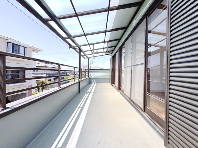 【中古戸建】深谷市稲荷町3丁目のバルコニー|■バルコニー｜ワイドバルコニーは、溜め込んでしまったお洗濯物を一気に干すことができるくらいのスペースがあります。二部屋から出入り可能なのでお布団などもラクラク干せますね♪