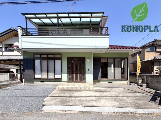 【中古戸建】深谷市稲荷町3丁目の外観|■外観｜ミントグリーンの淡い外壁は派手過ぎず爽やかで優しい印象を与えてくれます。個性を損なわず長く住み続けることができます♪