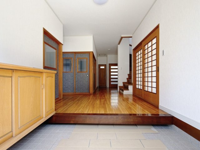 【中古戸建】深谷市稲荷町3丁目の玄関|■玄関｜太陽の光をたっぷり採り込む南玄関☆ご家族の靴がたくさんしまえる下駄箱付き。お子様の靴がこれから増えても安心な大きさです。