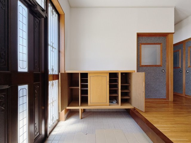 【中古戸建】深谷市稲荷町3丁目の玄関|■玄関｜毎日の「いってらっしゃい」や「お帰りなさい」を大切なご家族と過ごす玄関は〈使いやすさ〉を追求しております。玄関横の物入は急な来客時でもさっとお片付けできるスペースを確保しています。