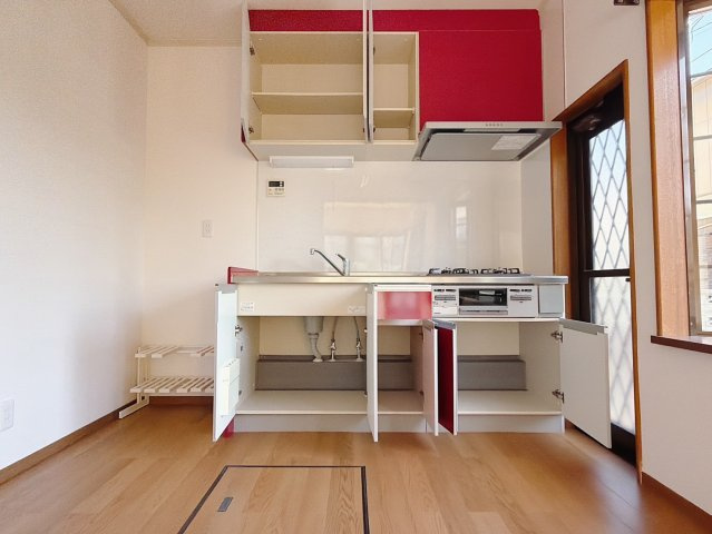【中古戸建】深谷市稲荷町3丁目のキッチン|■キッチン｜ワークトップ下には、圧力鍋やパスタ鍋などのかさばる調理器具もラクラク収納可能！ものが溢れがちなキッチン回りもスッキリきれいに管理ができます♪