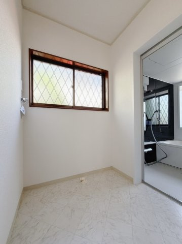 【中古戸建】深谷市稲荷町3丁目の脱衣所|■脱衣室｜脱衣スペースが独立しプライバシーに配慮した設計になっています。家族がいても気を遣わず使用でき、来客時には生活感を隠すことができます♪