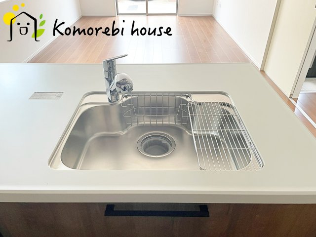 上尾市浅間台　3期　新築一戸建て　01のキッチン|コンパクトなキッチンで掃除もラクラク