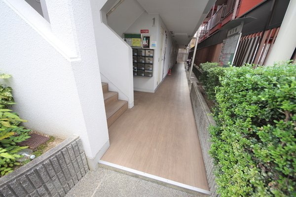 コーポ三和新大宮Ⅰ号館のエントランス