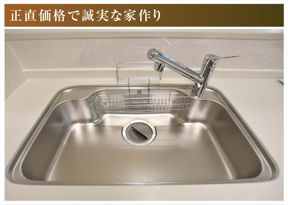 新築戸建　岐阜市茜部菱野　全1区画分譲のキッチン|お手入れが楽なステンレスをワークスペース部分に使用した機能的で美しいシステムキッチンを使用しています