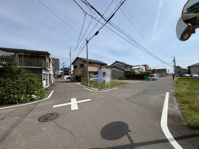 新築戸建　岐阜市茜部菱野　全1区画分譲の前面道路含む現地写真|「現地（2026年4月6日）撮影」　
■前面道路　
■ヤマダ不動産　株式会社リライフ