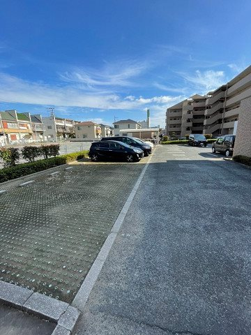 ファミリアル門戸の駐車場