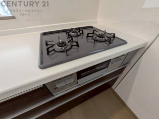 多数の調理器具を同時に使用でき、料理の効率化が可能。省エネで節約になり、様々な料理スタイルに適応できます。また、火力調整が独立しており、手入れや掃除もしやすく、今よりもっとお料理が楽しくなるかも。