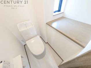 温水洗浄便座付トイレは温水洗浄機能により、暖かい水でおしりを洗浄することができ、冷たい水を使う従来の便座に比べ、温水洗浄機能で暖かいトイレを提供し、快適な使用を可能にします。
