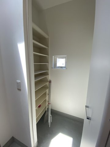 【中古戸建】伊勢崎市韮塚町の収納|■玄関｜ご家族の靴がたくさんしまえる下駄箱付き。お子様の靴がこれから増えても安心な大きさです。