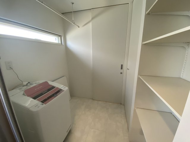 【中古戸建】伊勢崎市韮塚町の独立洗面台|■洗面室｜リネンスペースには、タオルやバスタオル・着替えなどが置けるので大変便利です♪買い置きした洗剤もしまえてどんな時も綺麗な状態を保てます♪