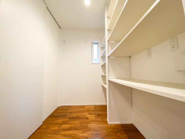 【中古戸建】伊勢崎市韮塚町の収納|■WIC｜お気に入りのお洋服もシワを作らずきれいに管理ができる夢のウォークインクローゼット！今お使いの収納ケースもスッポリそのまま収まる広さです♪