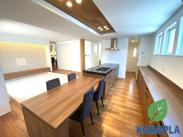 【中古戸建】伊勢崎市韮塚町の居間・リビング|■リビング｜落ち着きのある表情を見せるリビングダイニング。太陽の光がたっぷり差し込むリビングは、自然とご家族が集まる居心地の良い空間です。