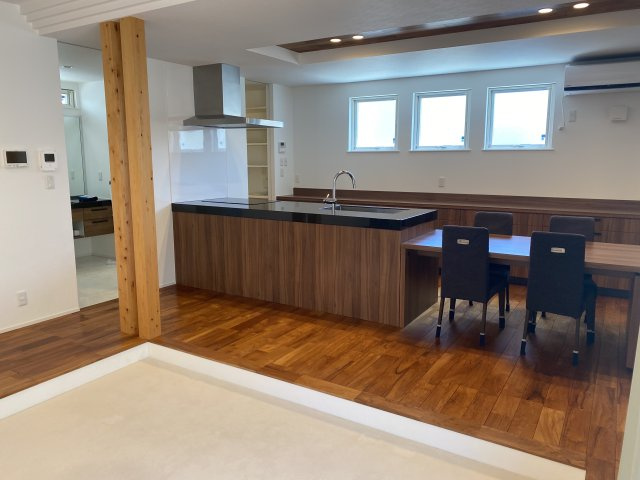 【中古戸建】伊勢崎市韮塚町のダイニング|■ダイニング｜忙しい朝でもご家族そろってお食事を楽しんでいただける、ゆとりあるダイニングスペース。