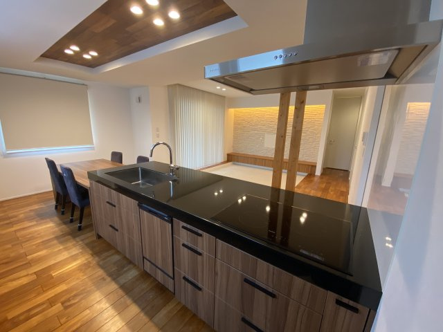 【中古戸建】伊勢崎市韮塚町のキッチン|■キッチン｜作業がはかどる広々カウンタースペース。会話がはずむ「オープンキッチン」なので家族とのコミュニケーションも活発になります。