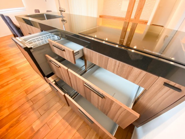 【中古戸建】伊勢崎市韮塚町のキッチン|■キッチン｜ワークトップ下には、圧力鍋やパスタ鍋などのかさばる調理器具もラクラク収納可能なスライド収納！ものが溢れがちなキッチン回りもスッキリきれいに管理ができます♪