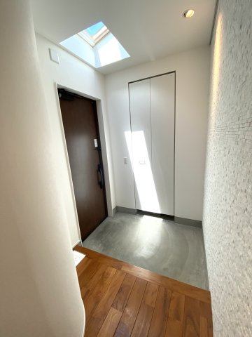 【中古戸建】伊勢崎市韮塚町の玄関|■玄関｜毎日の「いってらっしゃい」や「お帰りなさい」を大切なご家族と過ごす玄関は〈使いやすさ〉を追求しております。玄関横の物入は急な来客時でもさっとお片付けできるスペースを確保しています。