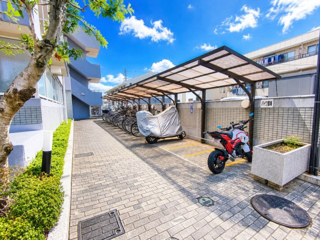 レックスハイム越谷の駐輪場|デジタル加工された写真です。