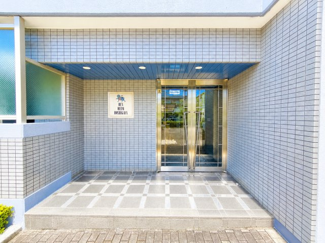 レックスハイム越谷のエントランス|帰ってくるのが楽しくなります！！デジタル加工された写真です。
