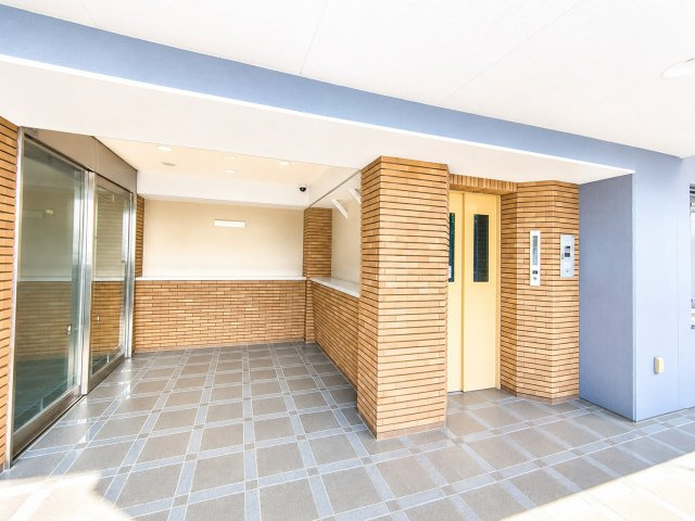 レックスハイム越谷のエントランス|高級感がありワクワクするロビーです！デジタル加工された写真です。