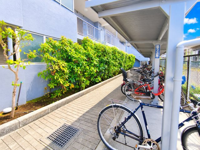 レックスハイム越谷の駐輪場|駐輪場も綺麗に使われています！デジタル加工された写真です。