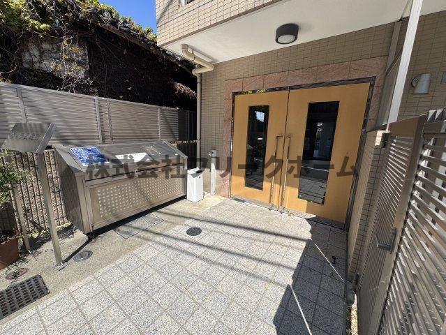 武蔵野市中町２丁目の賃貸マンションのエントランス
