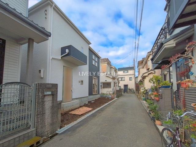 越谷市蒲生東町 新築分譲住宅の前面道路含む現地写真