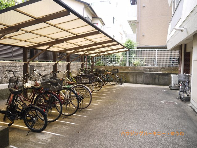 【駐輪場】 | プレミスときわ台 | 屋根付きの駐輪場となっていますので、雨の日でも大切な自転車が濡れずに済みます。