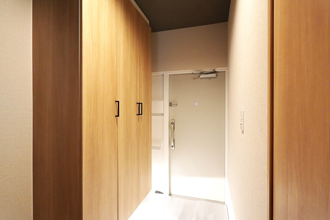 【玄関】 | 西宮グリーンマンション１号棟 | 収納もある玄関です