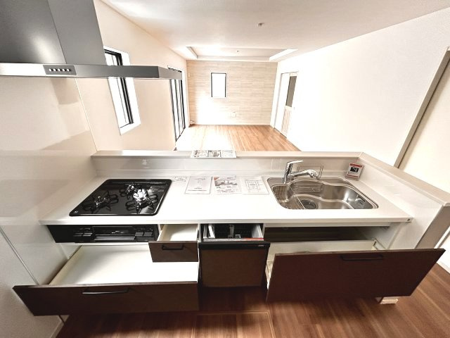 【LIGARE】小山市城北 第15期 全2棟のキッチン|〇1号棟〇
キッチンのスライド収納は食器や調理器具が出し入れがしやすく便利です。たっぷりと収納できるので、キッチン周りをきれいに保てます♪食洗器も標準装備です♪
※2026年6月撮影
