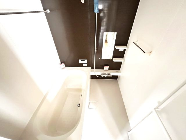 【LIGARE】小山市城北 第15期 全2棟の浴室|〇1号棟　浴室〇
ベンチ付きの浴槽で、気軽に半身浴。浴室乾燥機も標準で付いています。雨の日のお洗濯や、ヒートショック対策にも◎
※2026年6月撮影