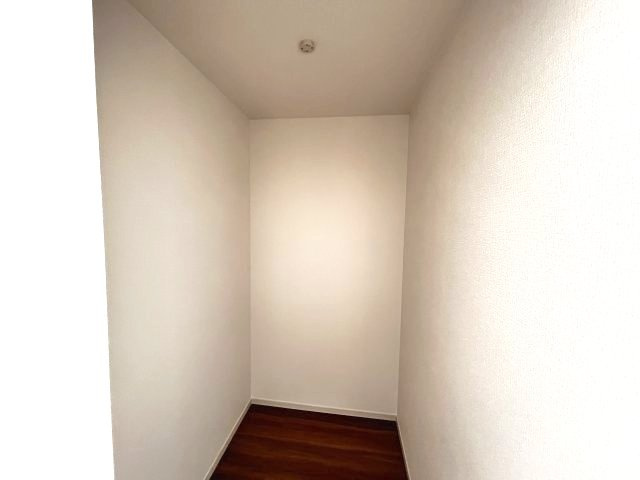 【LIGARE】小山市城北 第15期 全2棟の収納|〇1号棟　ウォークインクローゼット〇
レイアウトを自由自在にカスタマイズ出来る機能的な収納が魅力！ 収納ボックスなどを配置して使えば、多様な使い方が出来、収納の幅が広がります！
※2026年6月撮影