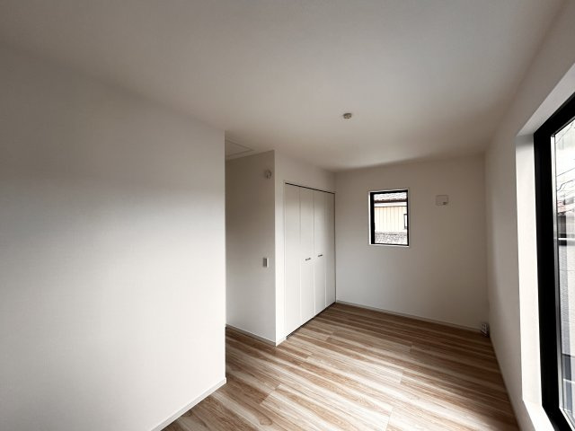 【LIGARE】小山市城北 第15期 全2棟の洋室|〇2号棟　2F洋室6.7帖〇
ベッドと机を無理なく置ける、お子様用にちょうどいい広さのお部屋です。プライベートバルコニー付き♪自分だけの時間を大切にできて勉強にも集中できます。
※2026年6月撮影