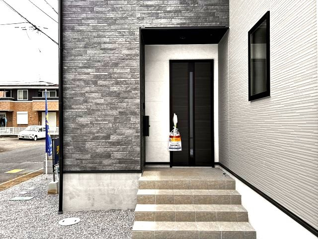 【LIGARE】小山市城北 第15期 全2棟の玄関|〇玄関ポーチ〇
雨の日でも安心な屋根付き、人感センサー照明付き玄関ポーチ。宅配ボックス、TVモニター付きインターフォンも標準装備、お子様のお留守番も安心です。
※2026年6月撮影