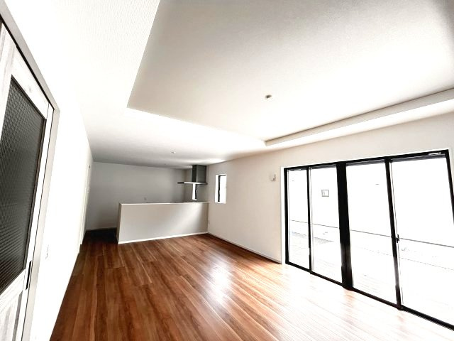 【LIGARE】小山市城北 第15期 全2棟の居間・リビング|〇1号棟　LDK19帖〇
室内にいても、たっぷりの陽光と爽やかな風を感じて頂ける、開放感あふれるリビングです。 ご家族と穏やかに過ごす、心地の良い時間が流れます。
※2026年6月撮影