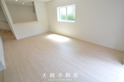 【居間・リビング】 | 海老名市国分寺台１丁目 新築戸建て 全2棟【仲介手数料無料】