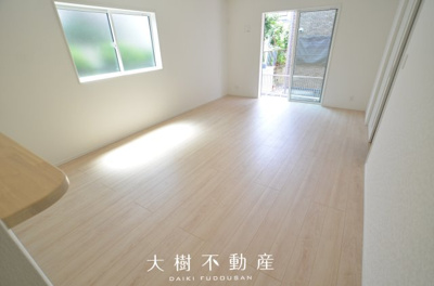 【居間・リビング】 | 海老名市国分寺台１丁目 新築戸建て 全2棟【仲介手数料無料】