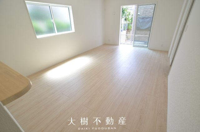 【居間・リビング】 | 海老名市国分寺台１丁目 新築戸建て 全2棟【仲介手数料無料】