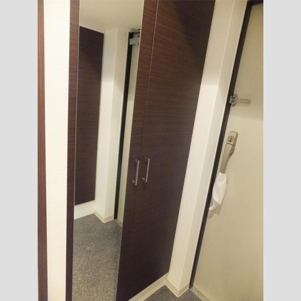 K’s SQUARE ESAKAの玄関