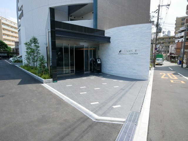 大阪市淀川区東三国１丁目の賃貸マンションのエントランス