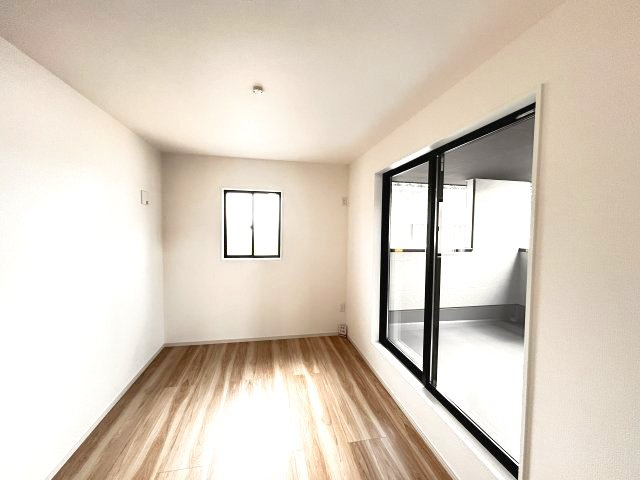 【LIGARE】小山市城北 第15期 全2棟の洋室|〇2号棟　2F洋室5.5帖〇
バルコニーに繋がるコンパクトな居室です。バルコニー窓を開けば開放的な空間が広がります。
※2026年6月撮影