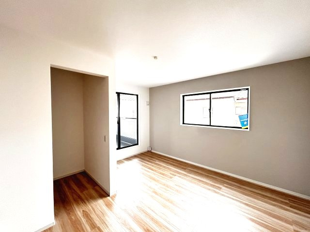 【LIGARE】小山市城北 第15期 全2棟の洋室|〇2号棟　2F洋室9帖〇
大容量ウォークインクローゼット付き２階主寝室。バルコニーに面しているため、お洗濯干しもラクラク、明るいお部屋です。
※2026年6月撮影