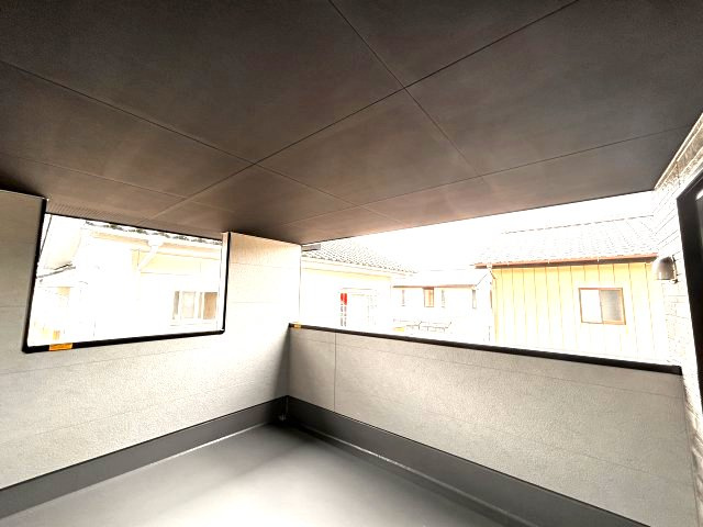 【LIGARE】小山市城北 第15期 全2棟のバルコニー|〇2号棟　インナーバルコニー〇
広々としたバルコニーはそれぞれの部屋から出入りできるので、家族のお布団も干しやすくなります。明るく、暖かなゆとりあるスペースで快適に家事を行っていただけます。
